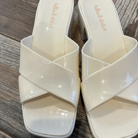 Altar’d State platform sandal - Picture 2 of 4